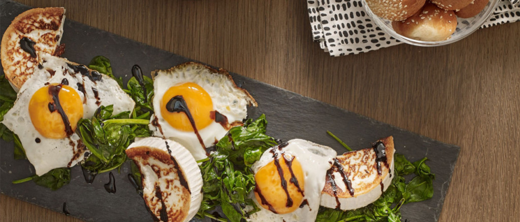 Œuf frit, pousses d’épinards, chèvre et vinaigre balsamique