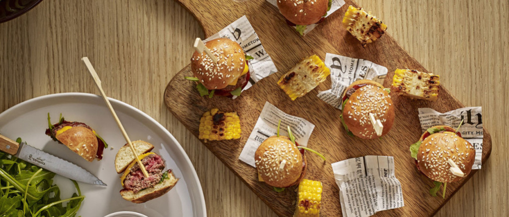 Mini Burger und gegrillte Maiskolben