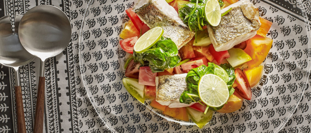 Seehecht gegrillt, Salat, Tomaten und heiße Spinatsprossen