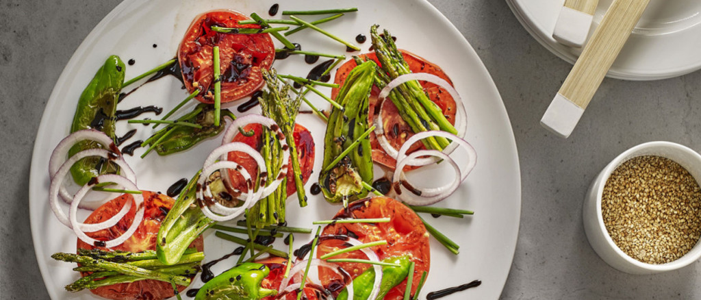 Salade tiede doignons rouges steaks de tomates piments del padron et asperges ve