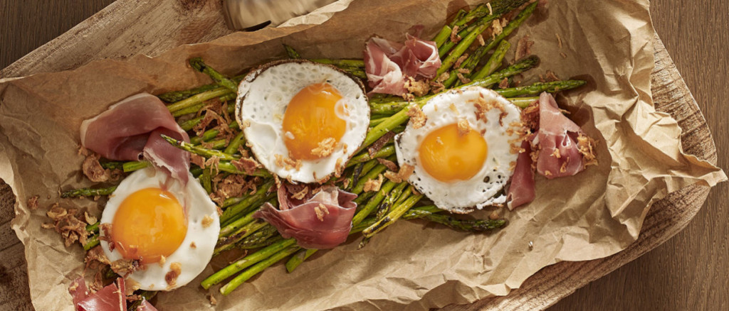 Gebratene eier wildspargel und bayonne schinkenspaene