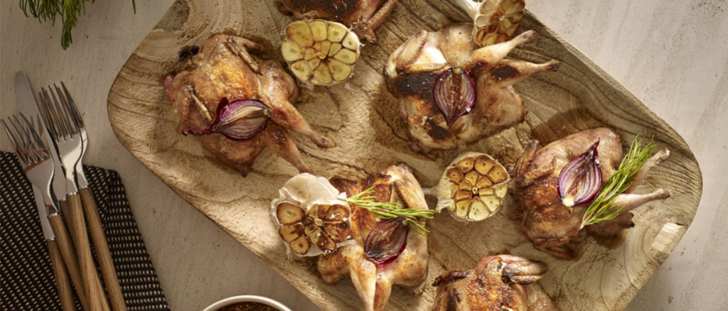 Crapaudine Wachtel, rote Grelotzwiebel und verbrannter Knoblauch