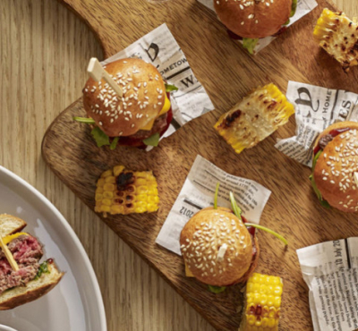 Mini Burger und gegrillte Maiskolben