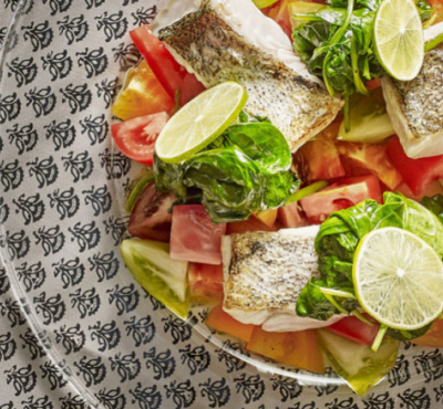 Seehecht gegrillt, Salat, Tomaten und heiße Spinatsprossen