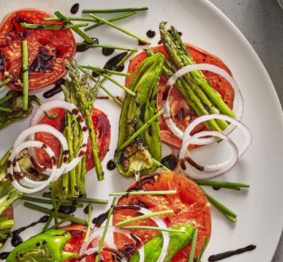 Warmer Salat mit roten Zwiebeln, Steaks, Tomaten, Paprika del Padron und wilder