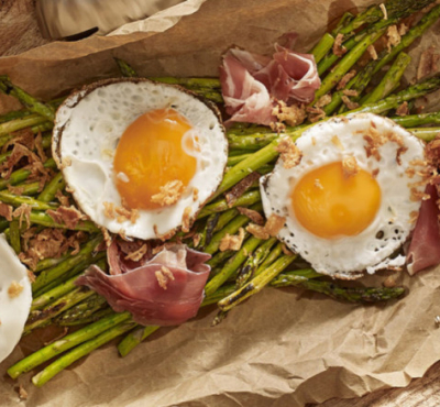 Gebratene eier wildspargel und bayonne schinkenspaene
