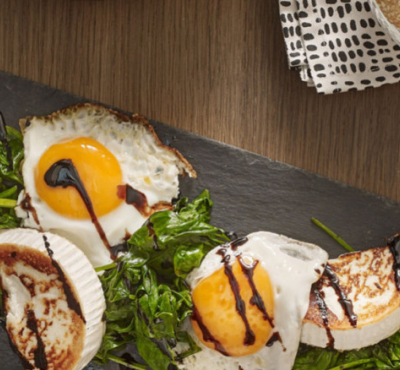 Spiegelei, Spinatsprossen, Ziegenkäse und Balsamico-Essig