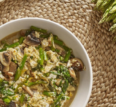 Pilze, Wildspargel und Spinatsprossen Revuelto