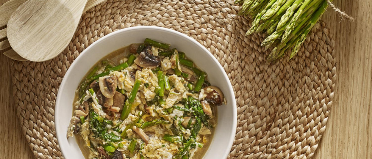 Revuelto champignons de Paris, asperges sauvages et pousses d’épinards